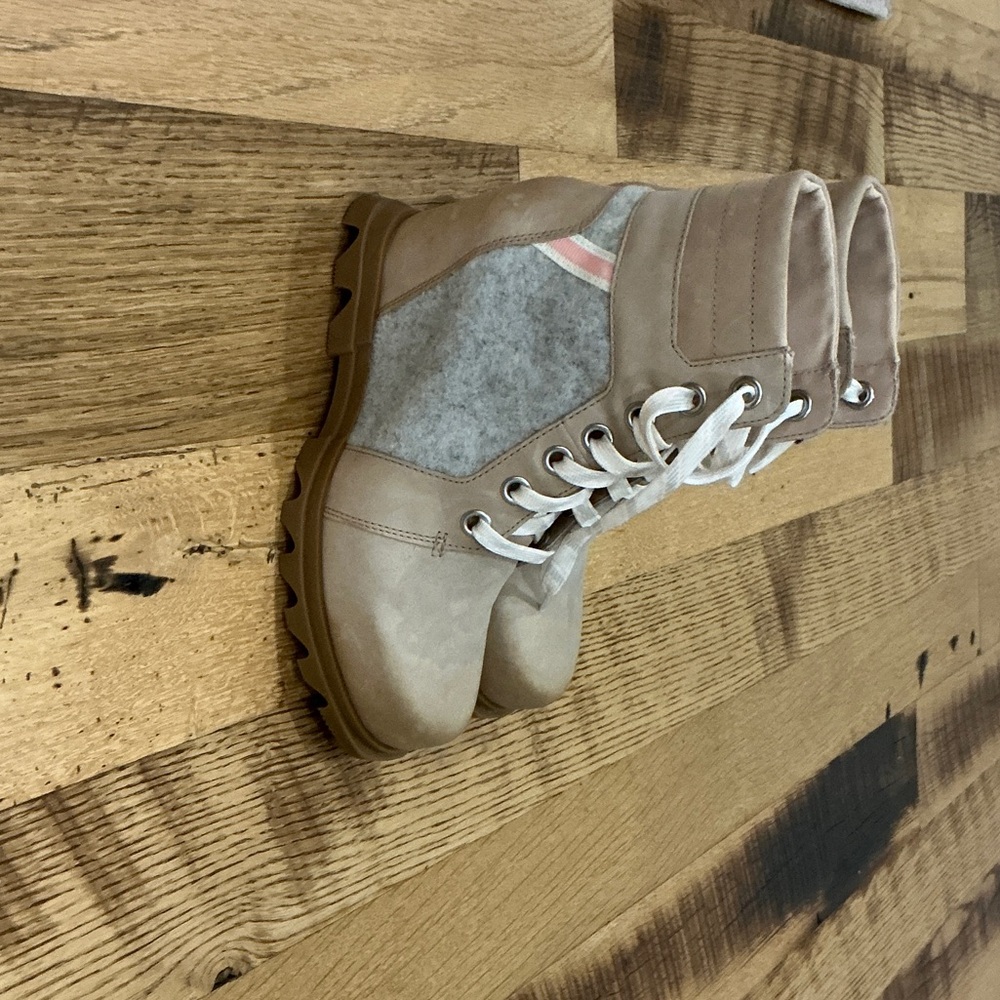 Sorel Tan and Gray Lace Up Boots